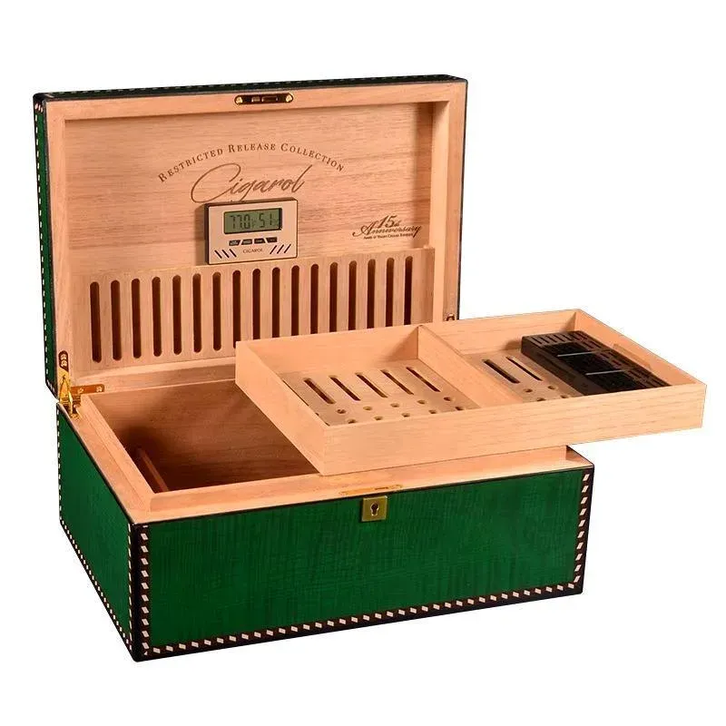 Offener grüner Zigarrenhumidor aus Holz mit digitalem Hygrometer, herausnehmbarem Tablett und geschlitzten Fächern für die Zigarrenorganisation.