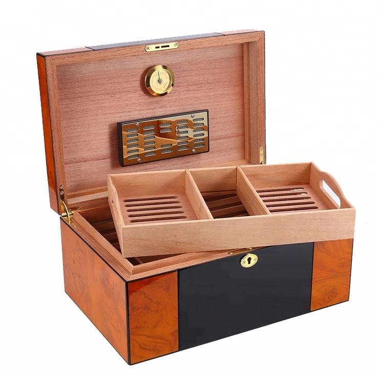 Humidor per sigari aperto in legno con finitura lucida, igrometro incorporato, vassoio rimovibile e scomparti.