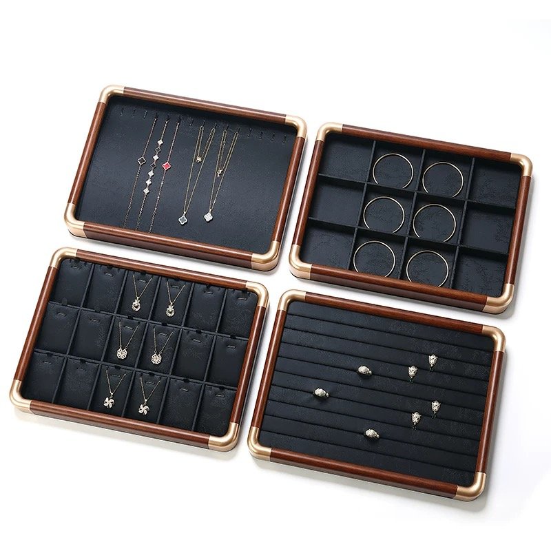 Set di portagioie in legno con scomparti rivestiti in velluto per collane, anelli, orecchini e bracciali.