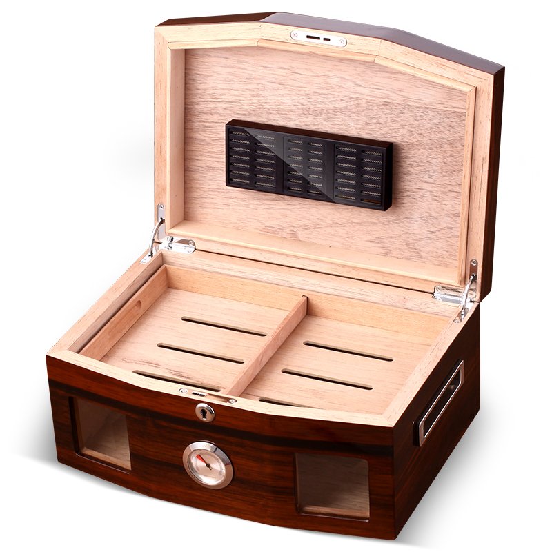 Humidor per sigari aperto in legno con pannelli frontali in vetro, igrometro incorporato e vassoio rimovibile per organizzare i sigari.