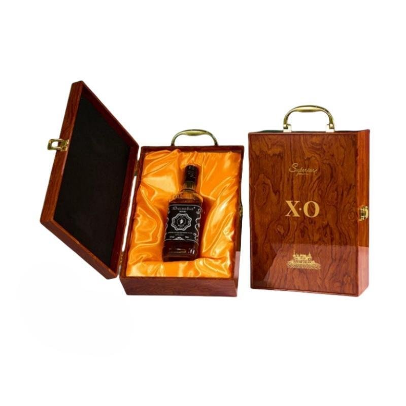 Caixa de madeira de alta qualidade para oferta de uísque com acabamento brilhante em madeira, pega dourada, fecho seguro e interior forrado a cetim para uma apresentação de qualidade superior da garrafa.