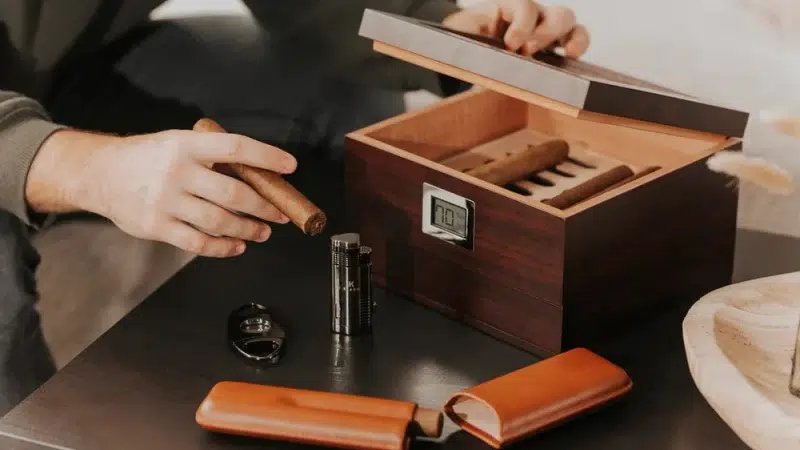 Cigar box airtight seal