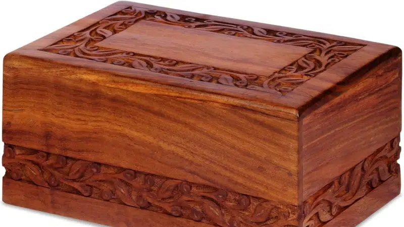 Caja de puros grabada con motivos culturales