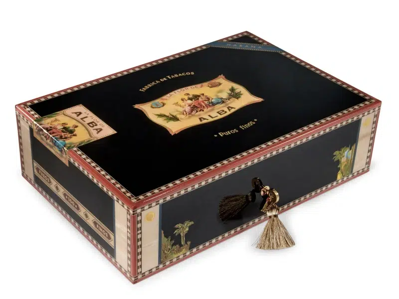 Caja de puros lacada brillante piano sobre superficie oscura001