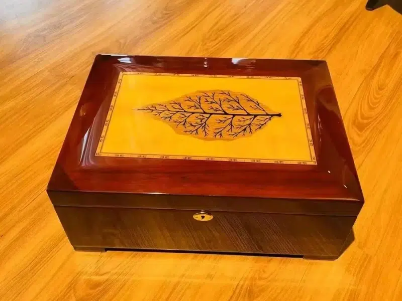 High-gloss piano lacquer cigar box 03