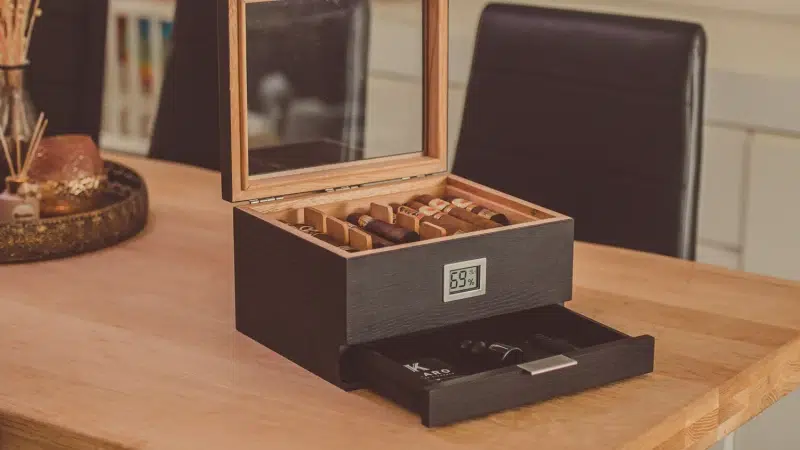Drawer-style cigar box