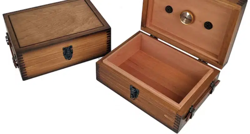Latch closure cigar box