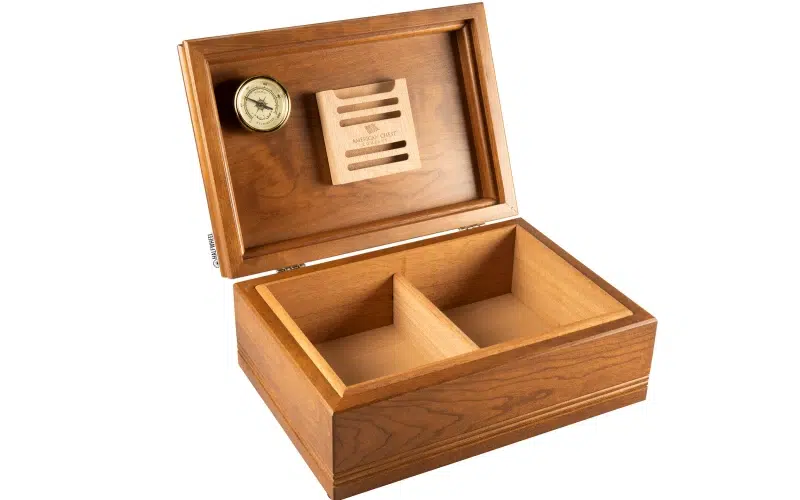 Magnetic closure cigar box
