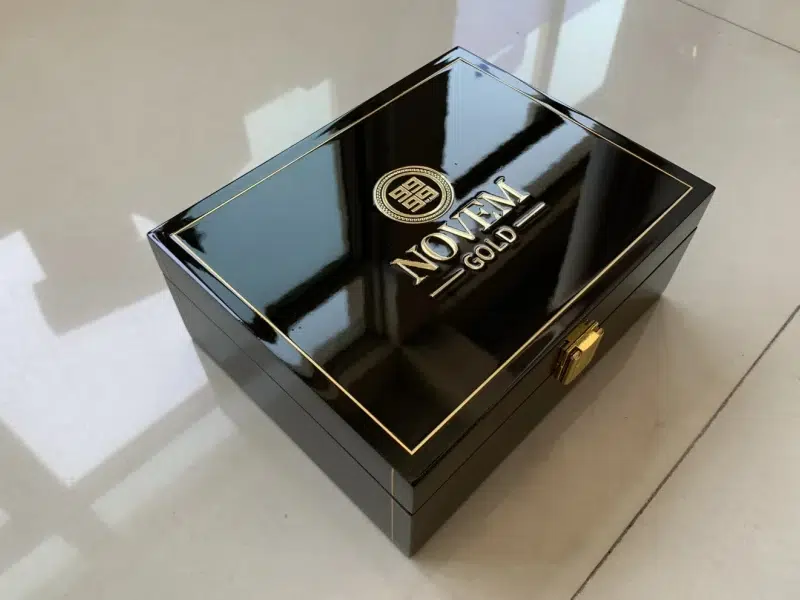 Caja de madera de lujo con acabado de espejo