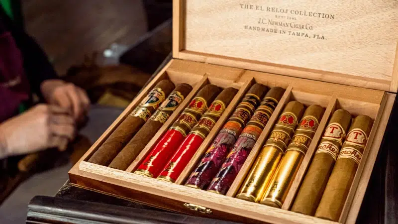 Precisione artigianale nella sigillatura delle scatole di sigari