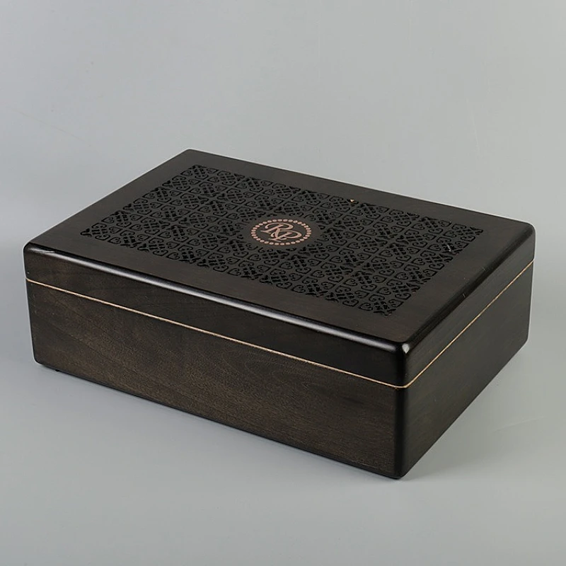 Closed cigar humidor with decorative lid
