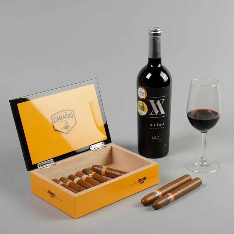 Caixa de charutos Camacho com vinho e copo