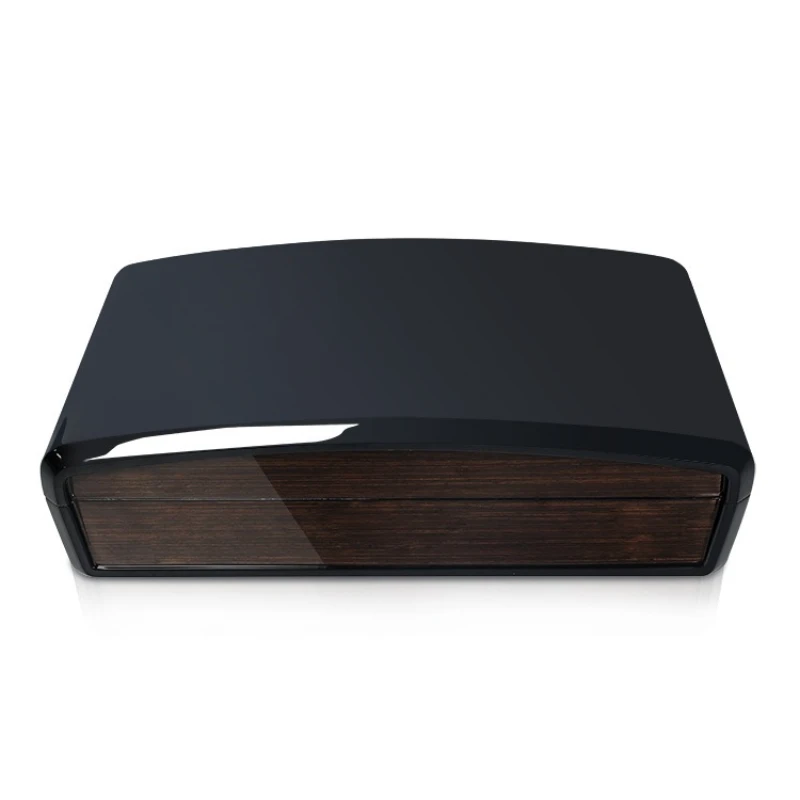 Humidor moderno para puros negro con detalles en madera.