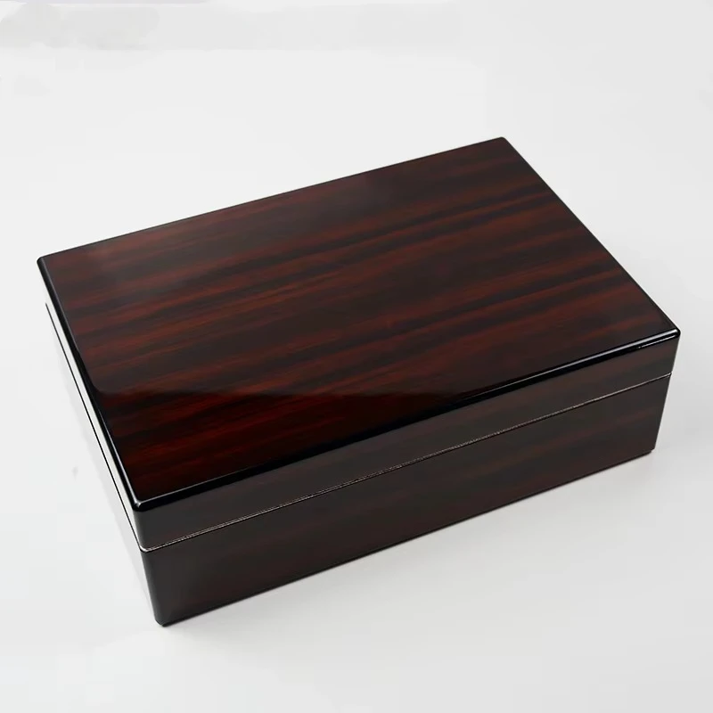 Humidor para charutos em madeira escura brilhante fechado