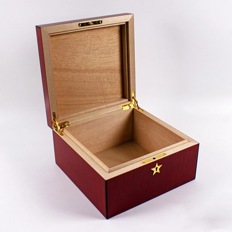 Humidor para charutos vermelho aberto com fechadura em forma de estrela dourada