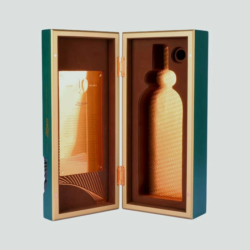Open Singleton 40 whisky box with gold interior
